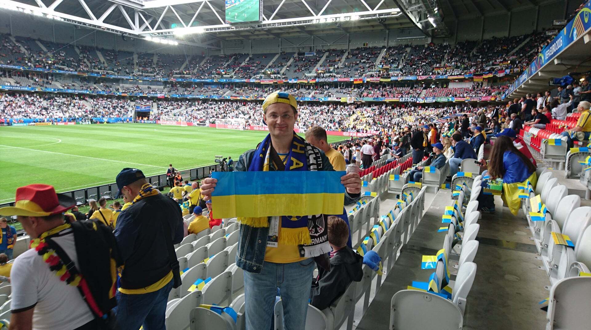 Шоумен з українським прапором на футбольному матчі
