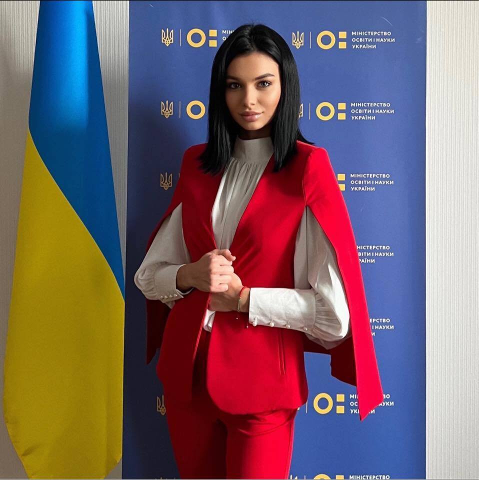 Тишкун працює помічником адвоката в адвокатському бюро Advisers.
