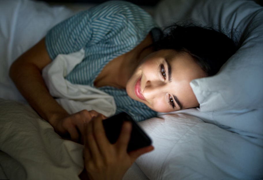 Чому шкідливо спати з телефоном - думка експерта - фото 1