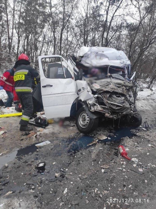 Вантажівка зіткнулася з маршрутним автобусом