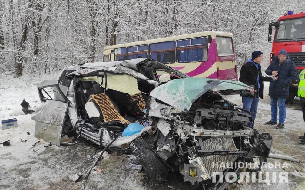 За попередніми даними, водій Mazda не впорався з керуванням