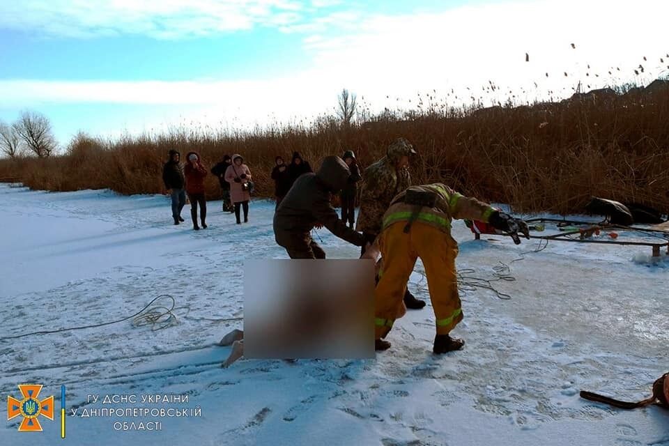 Тіло чоловіка з дна річки дістали водолази