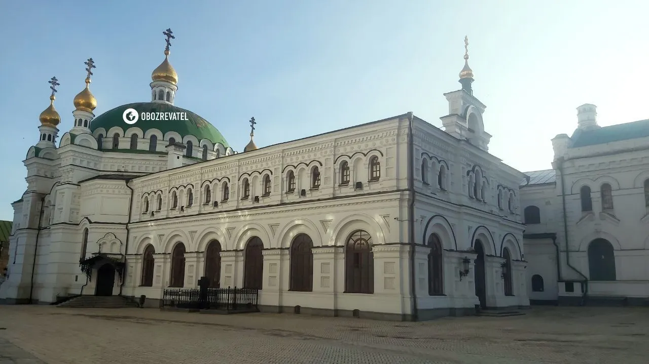 Двері на замку та працює комісія: в УПЦ МП забрали дві церкви в Києво-Печерській лаврі. Фото