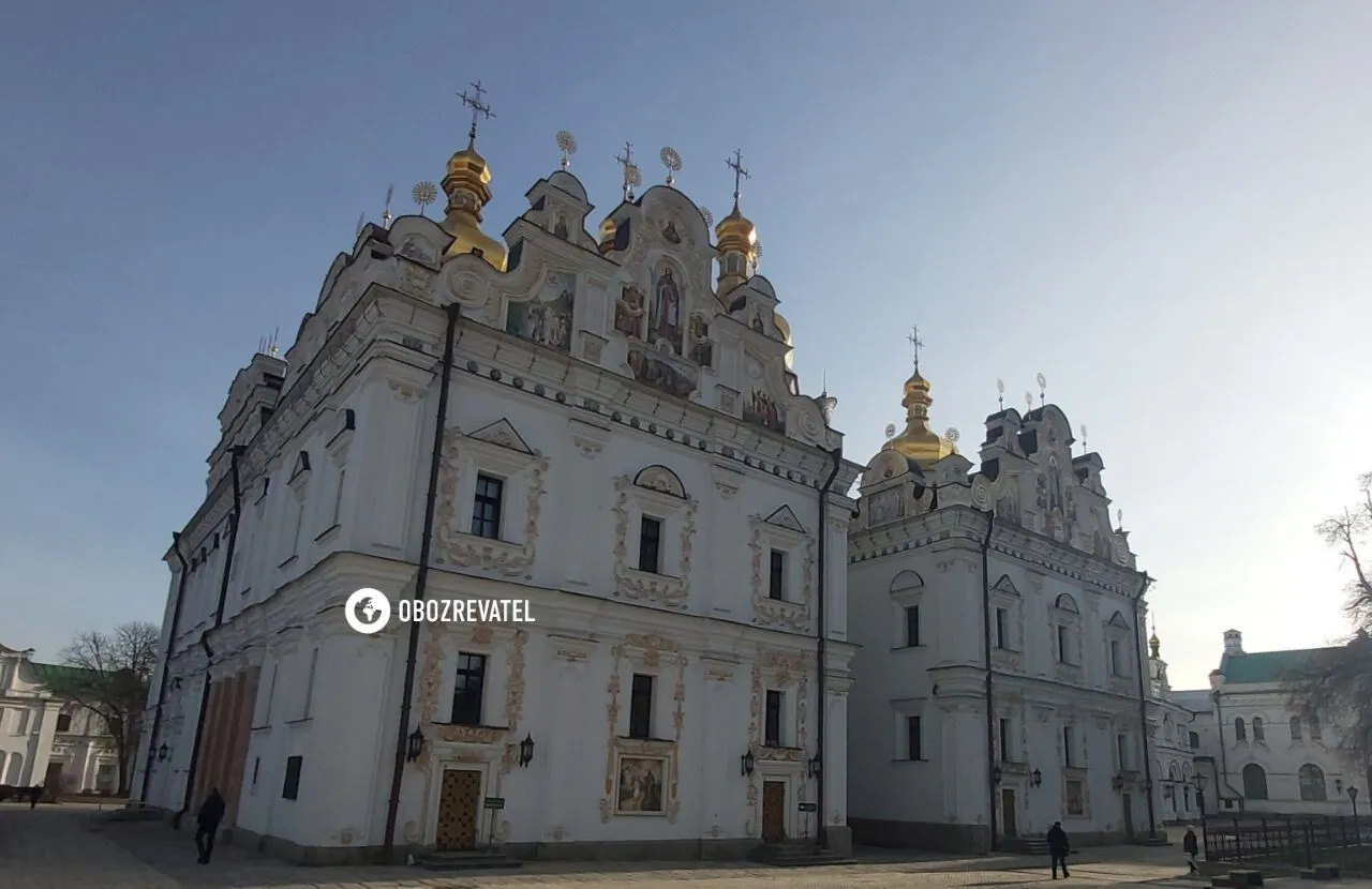 Двері на замку та працює комісія: в УПЦ МП забрали дві церкви в Києво-Печерській лаврі. Фото